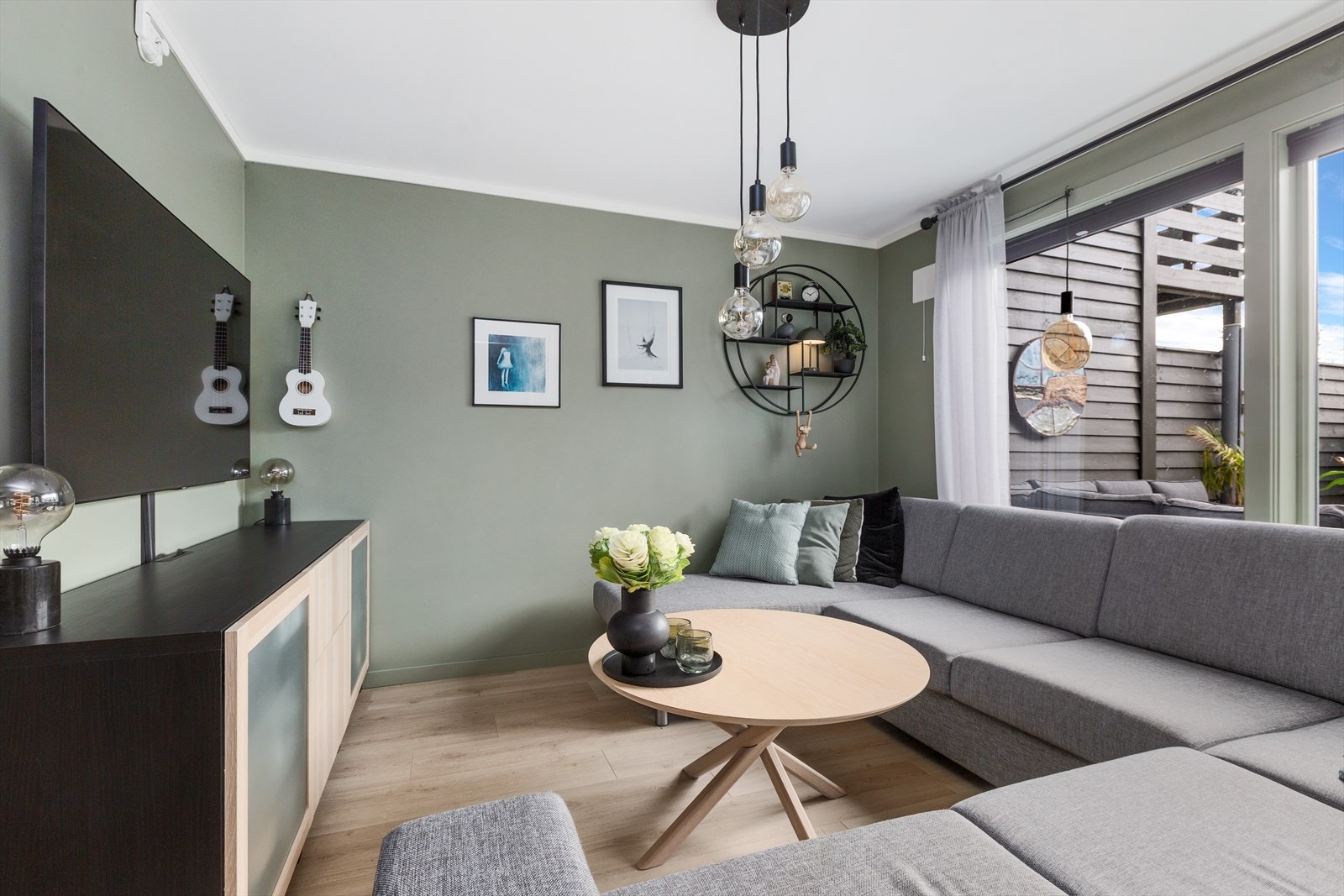 Stue og kjøkken har pent gulv med varme og malte overflater, alt fra 2023. Galleribilde