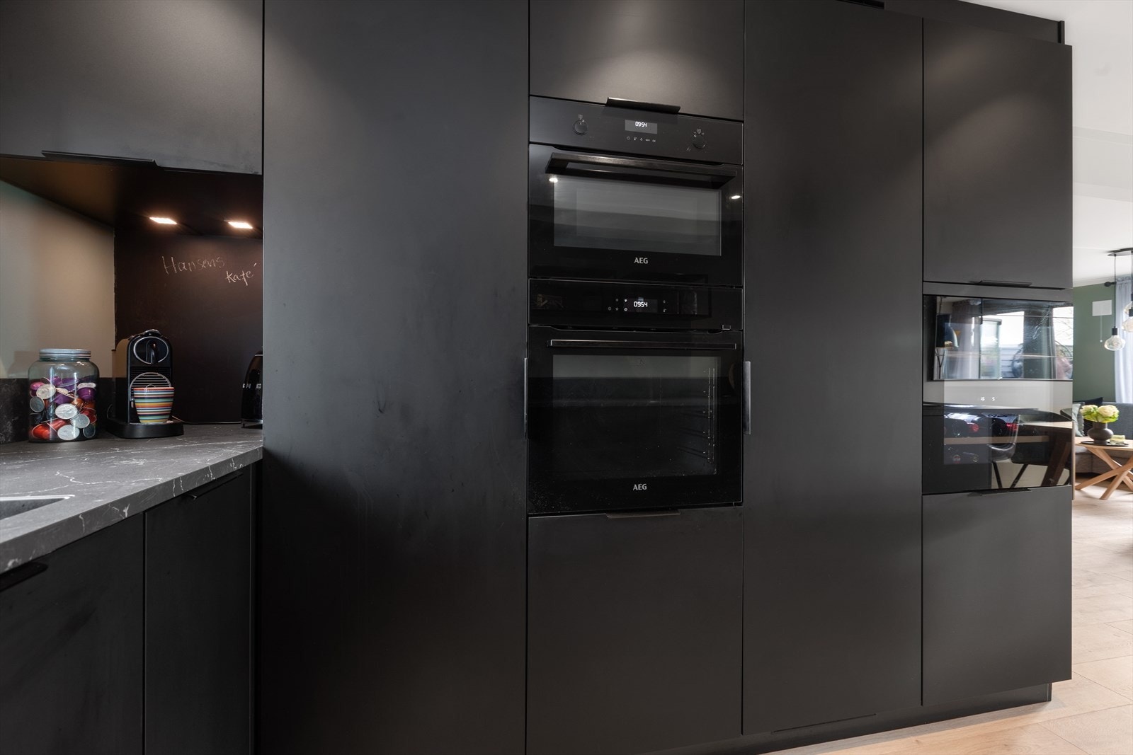 Her er det hvitevarer som induksjonstopp, stekeovn, kombi stek-/mikrobølgeovn, oppvaskmaskin, vinskap, samt kjøleskap. Galleribilde