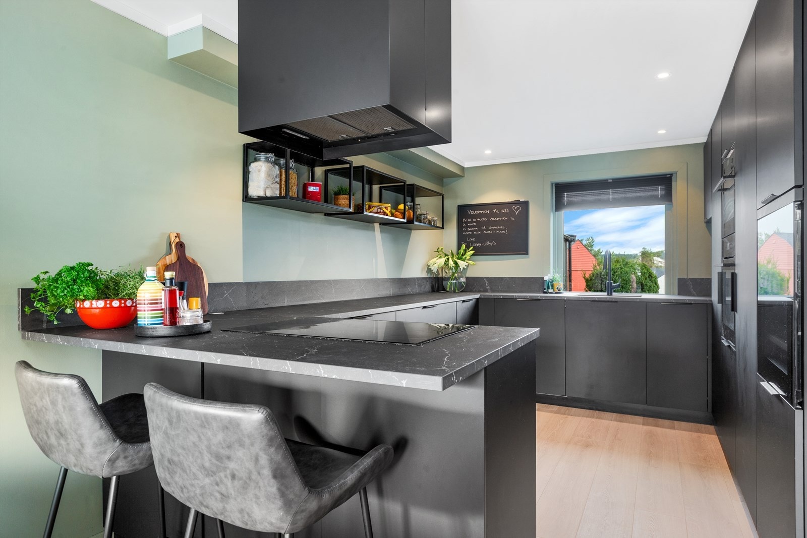 Kjøkkenet er innredet praktisk og har godt med både skap- og benkeplass. Galleribilde