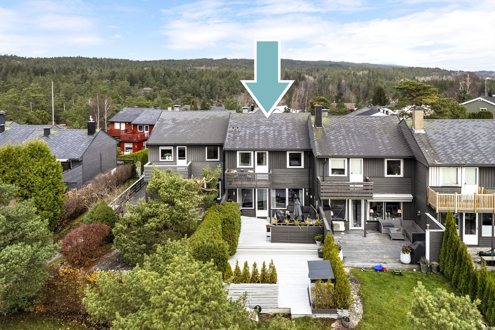 Uteplassen er på hele 75 kvm med god plass til å møblere i flere soner. Galleribilde