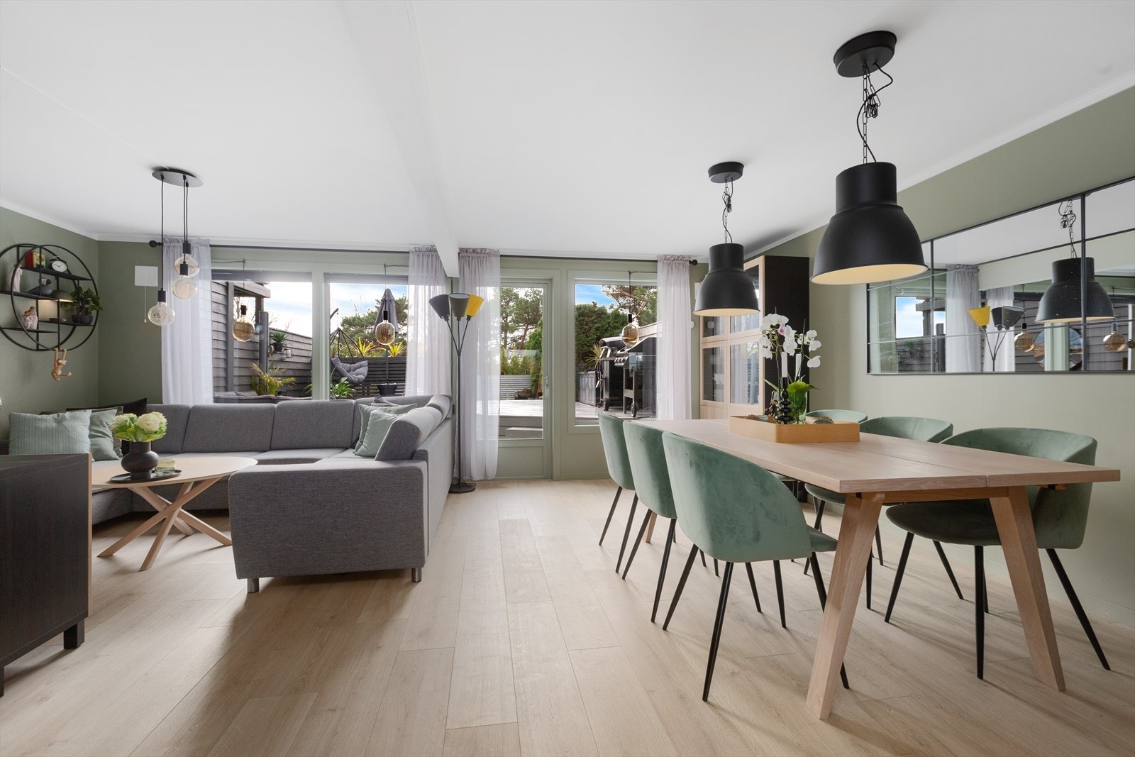 Stuen er lys og luftig med store vindusflater som slipper inn godt med naturlig lys. Galleribilde