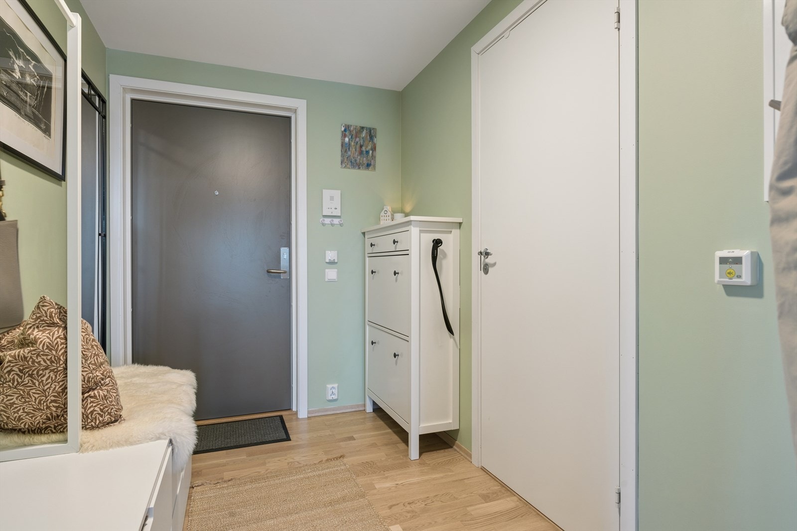 Entréen har god plass til å henge fra seg ytterbekledning. Velkommen inn! Galleribilde