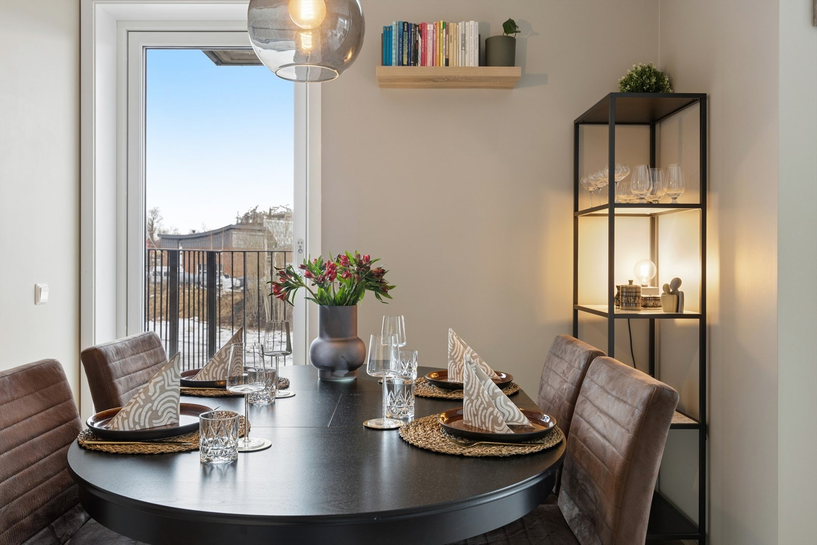 Fra stue/kjøkken er det utgang til romslig balkong. Galleribilde