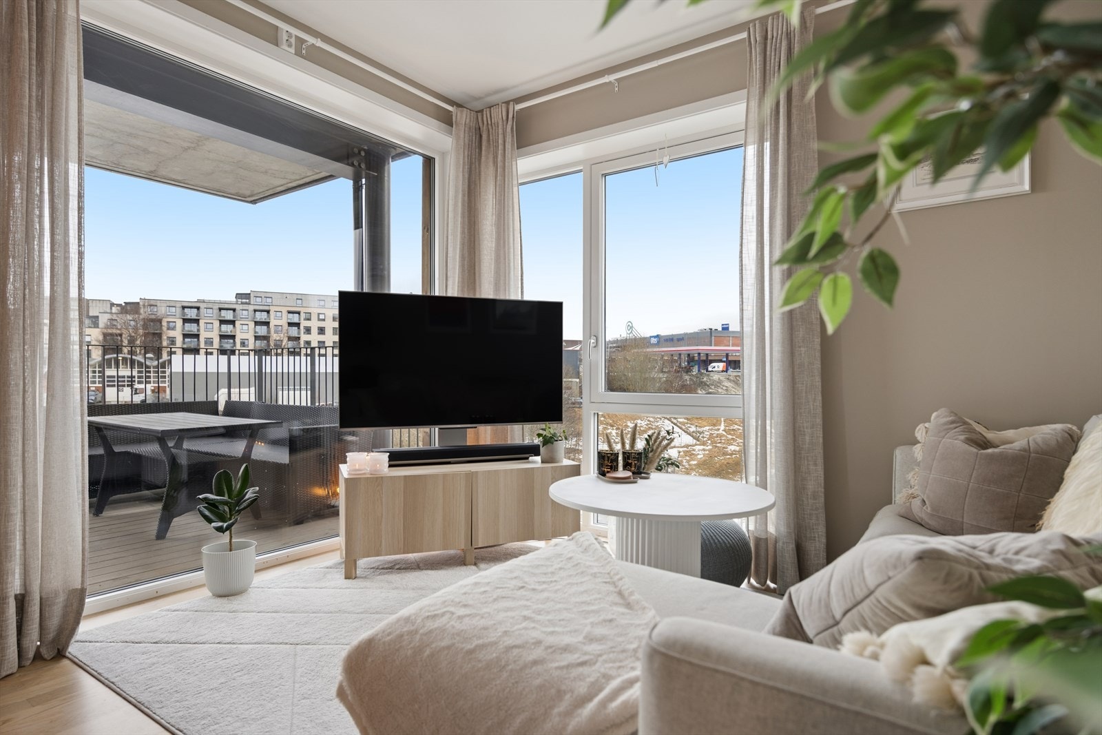 Leiligheten har en gjennomgående god standard og flott plassering i byggets 4. etasje skjermet for innsyn og sjenerende støy. Galleribilde