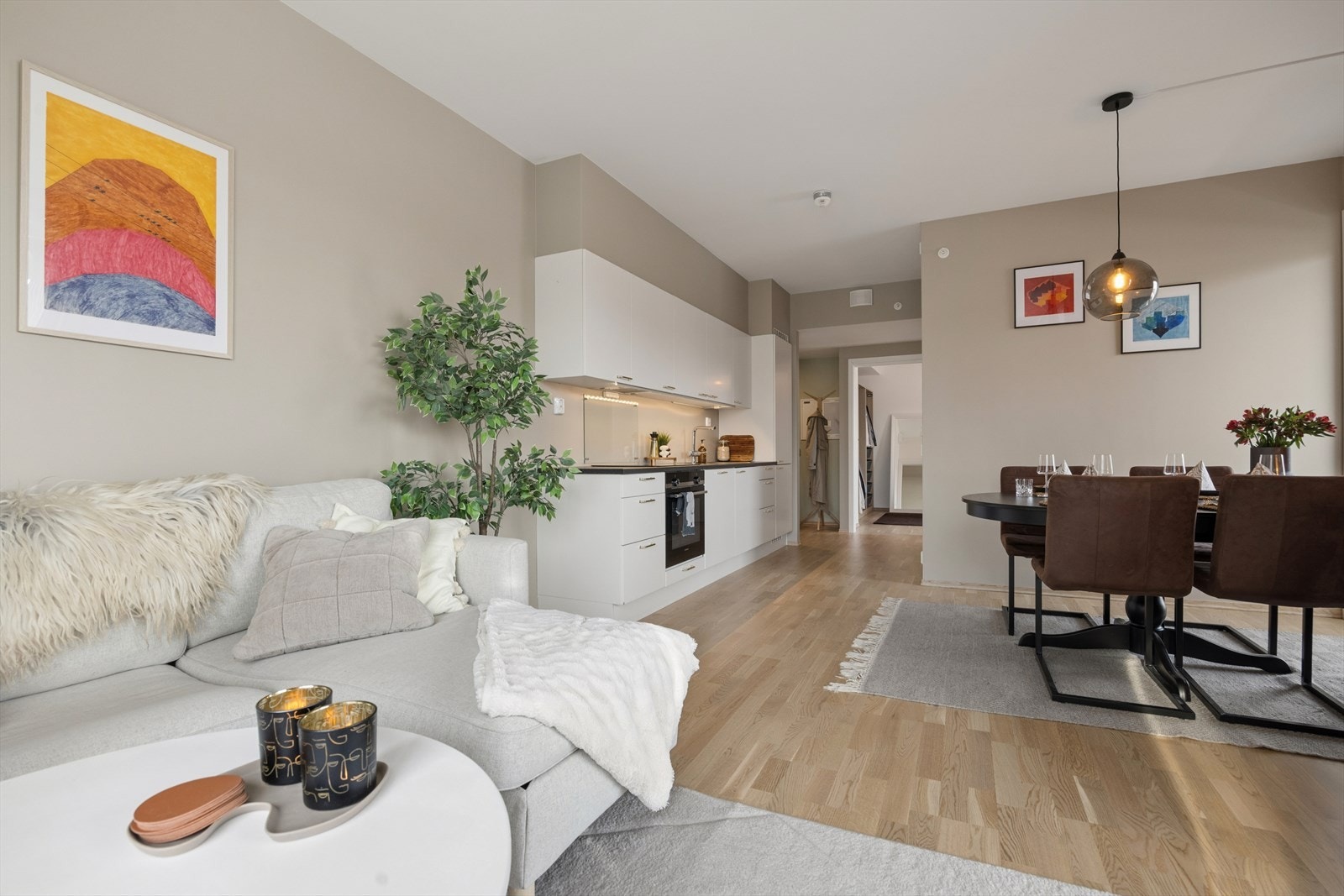 Det er god takhøyde som gir leiligheten et romslig og åpent inntrykk. Galleribilde