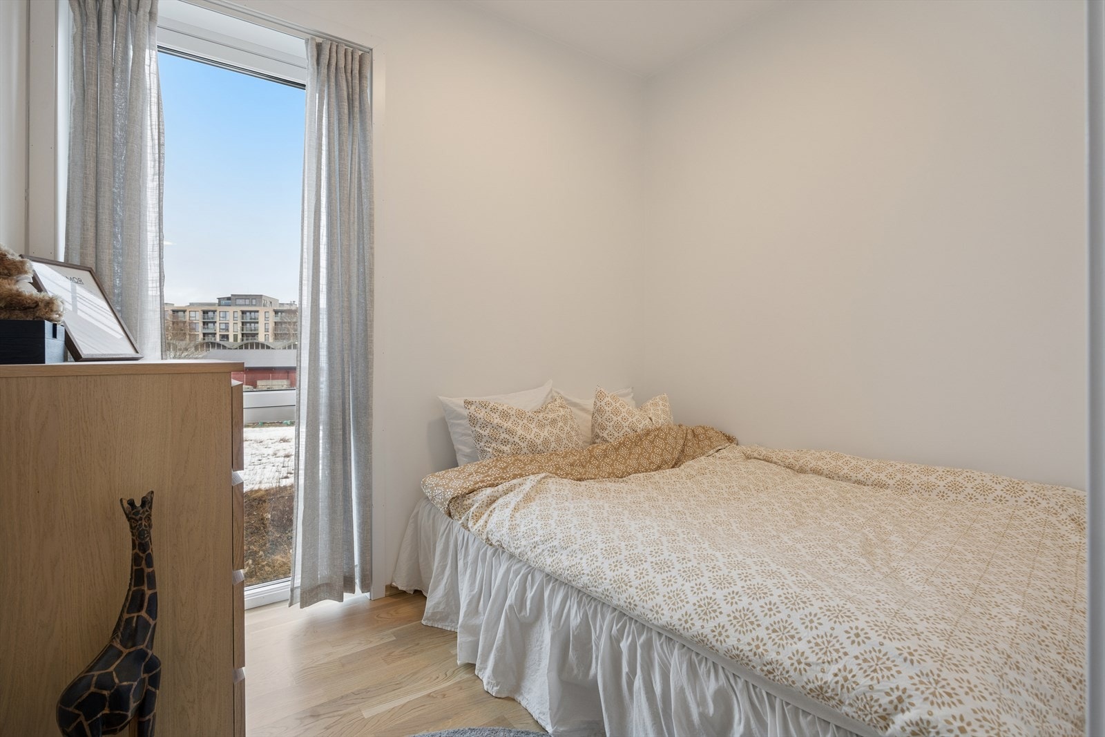 Begge soverommene har nøytrale overflater, som gjør det enkelt å supplere med egne møbler og tekstiler. Galleribilde