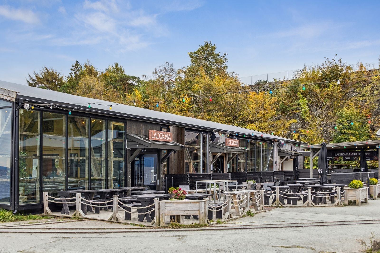 Ladestien følger deg også til Grillstadfjæra, eller mot Ladekaia kafe. Kafeen har sesongåpent fra mai til oktober, og er en folkefavoritt. Galleribilde