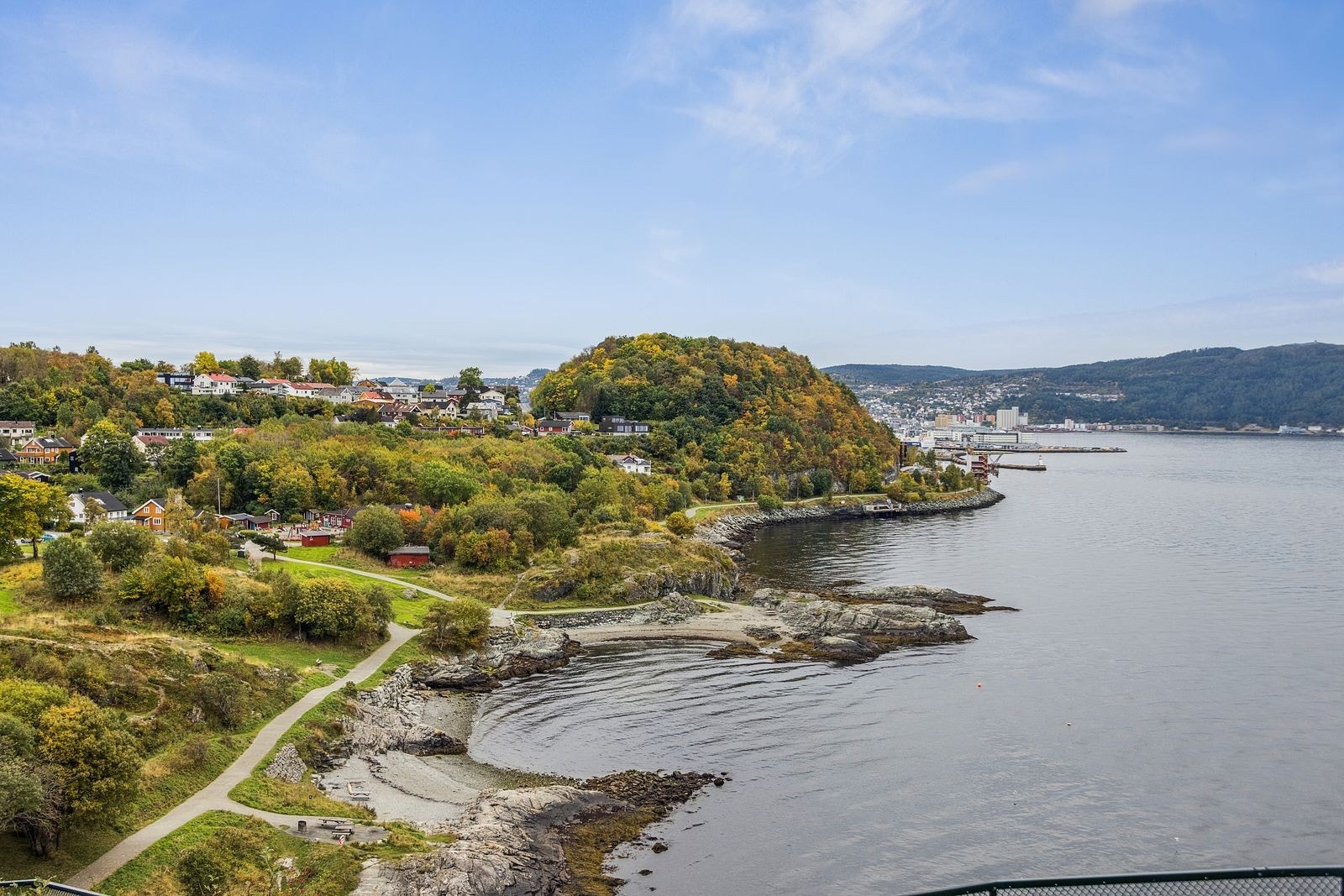 Videre ligger Ladestien med gangavstand fra leiligheten. Stien går forbi populære badeplasser, ballplasser og lekeplasser. Galleribilde