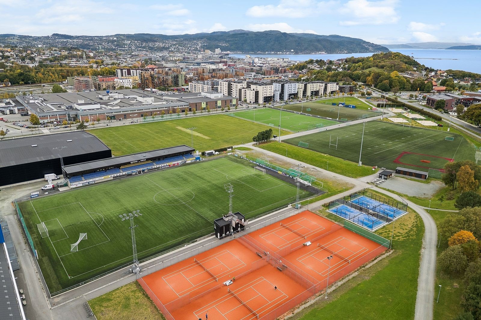 Fra leiligheten er det gangavstand til City Lade med rikelig utvalg av butikker og restauranter. For de aktive og treningsinteresserte byr området på Lade idrettsanlegg, flere treningssentre og Trondheim buldresenter. Galleribilde