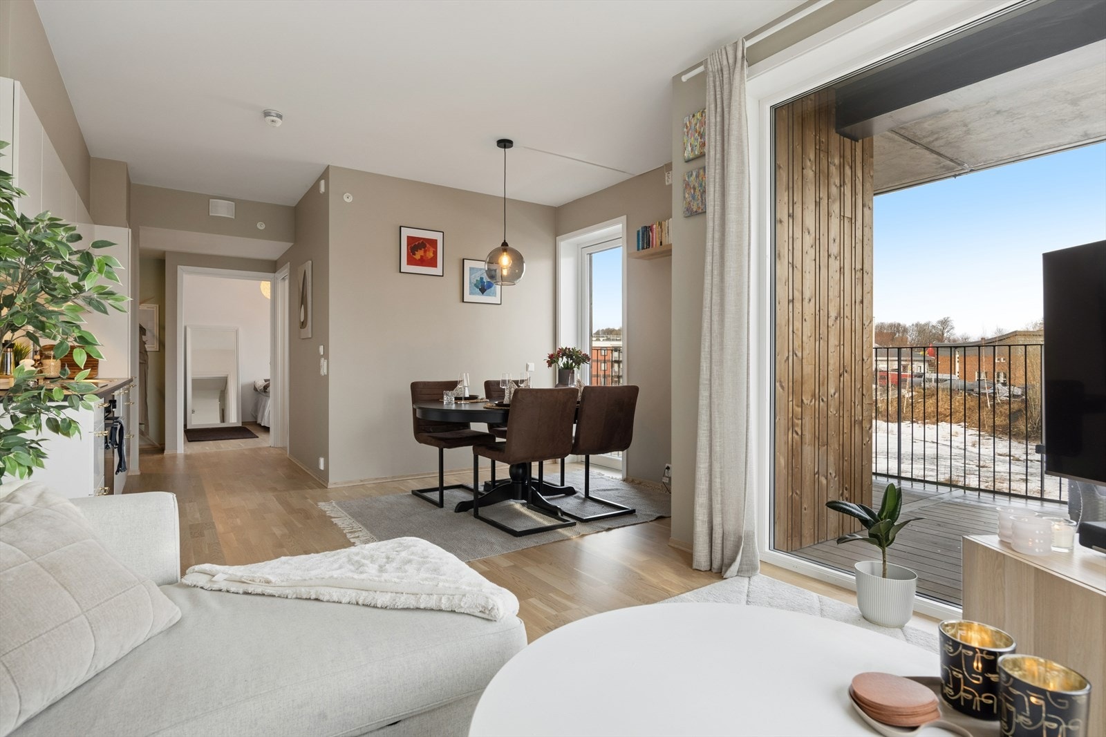 Leiligheten har store vindusflater som gir mye naturlig lysinnslipp og bidrar til en behagelig romfølelse. Galleribilde