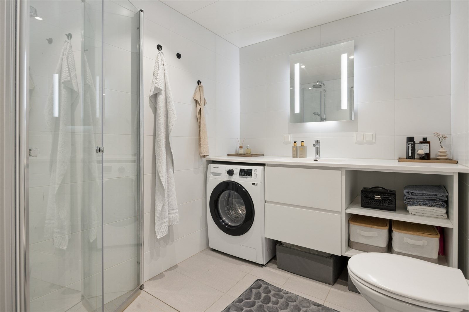 Baderommet er fra byggeår (2022) og fremstår innbydende og delikat med flislagte overflater og varmekabler i gulvet. Galleribilde