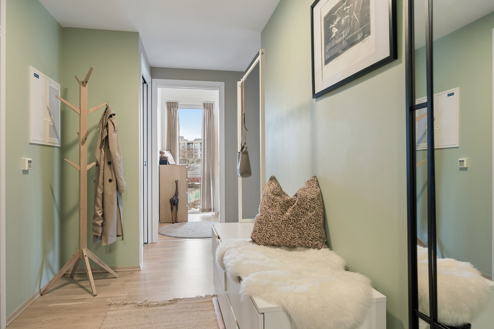 Bygget har moderne løsninger som balansert ventilasjon, heis og fjernvarme i gulv. Galleribilde