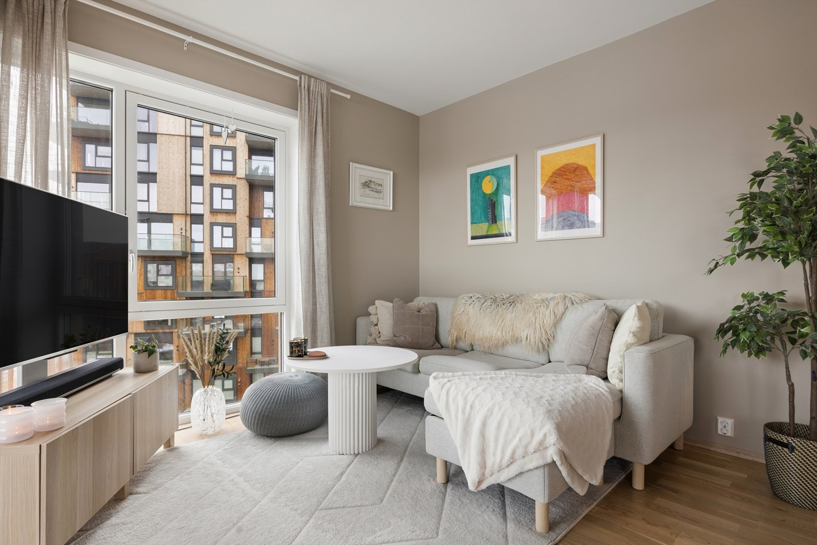 Leiligheten sto ferdig i 2022, og bygget har moderne fasiliteter som balansert ventilasjon, heis og fjernvarme i gulv. Galleribilde