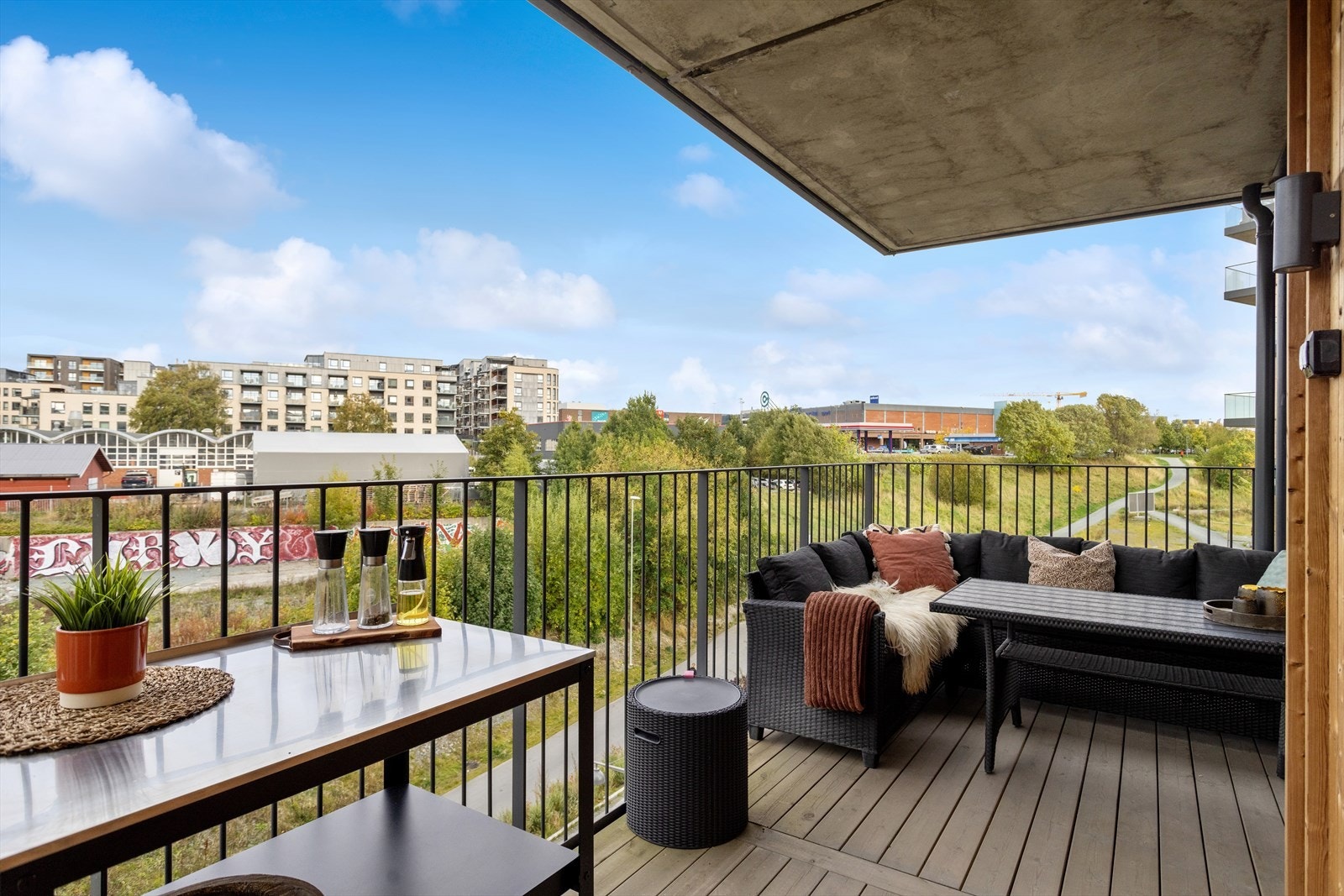 Balkongen er på hele 13 m² med god plass til ønsket utemøblement Galleribilde