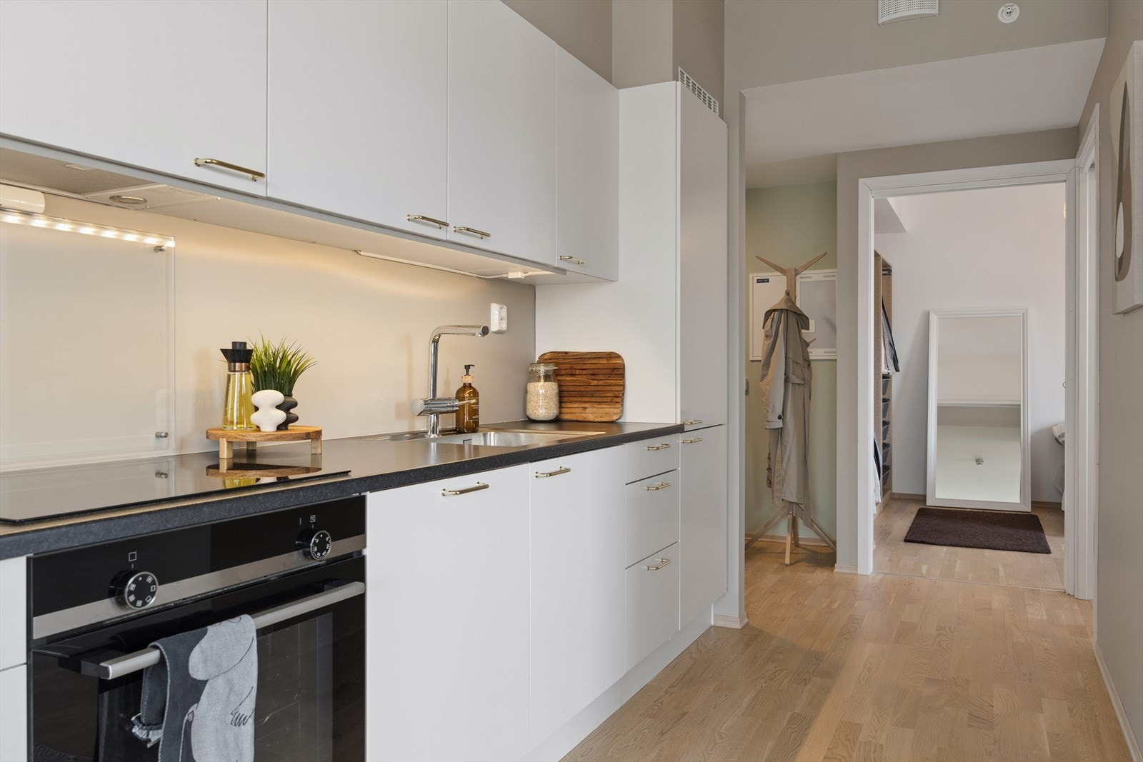 Kjøkkenet har en tidløs og elegant innredning med integrerte hvitevarer. Galleribilde