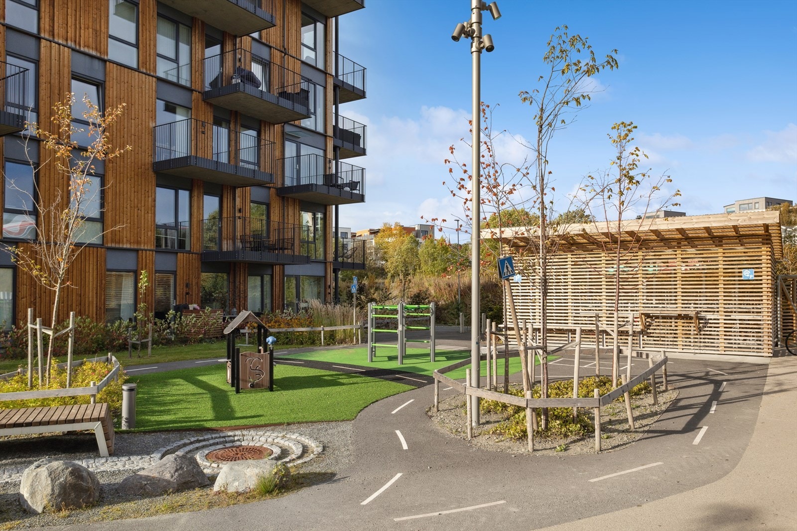 Rett utenfor døren finner du lekeplass og hyggelige, barnevennlige uteområder. Galleribilde