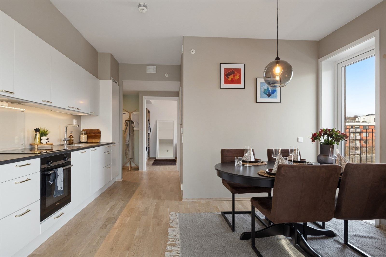 Spisebordet finner sin naturlige plassering ved kjøkkensonen. Galleribilde