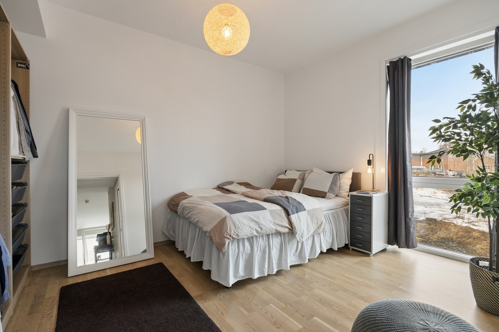 Hovedsoverommet er på ca. 11,6 m² og har god plass til seng av god størrelse. Galleribilde