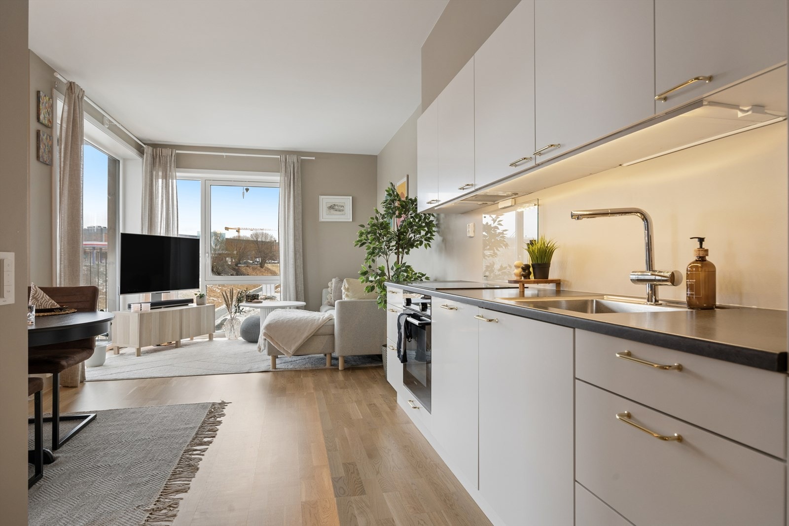 Stue og kjøkken er i en åpen løsning med en samlet størrelse på 23,7 m². Den gjennomtenkte planløsningen skaper naturlige soner for møblering. Galleribilde