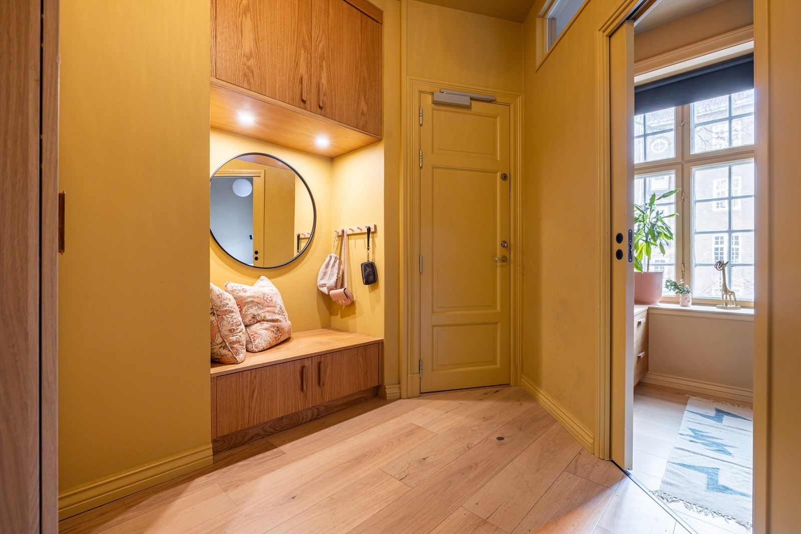 Praktisk gang inn til hovedsoverommet som er godt utnyttet med en flott oppbevaringsløsning som er snekkerbygget. Galleribilde