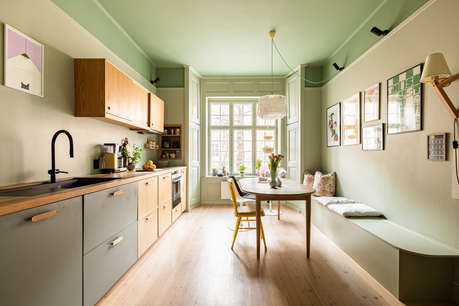 Planløsningen er meget god og familievennlig, og sørger for naturlige soner. Galleribilde