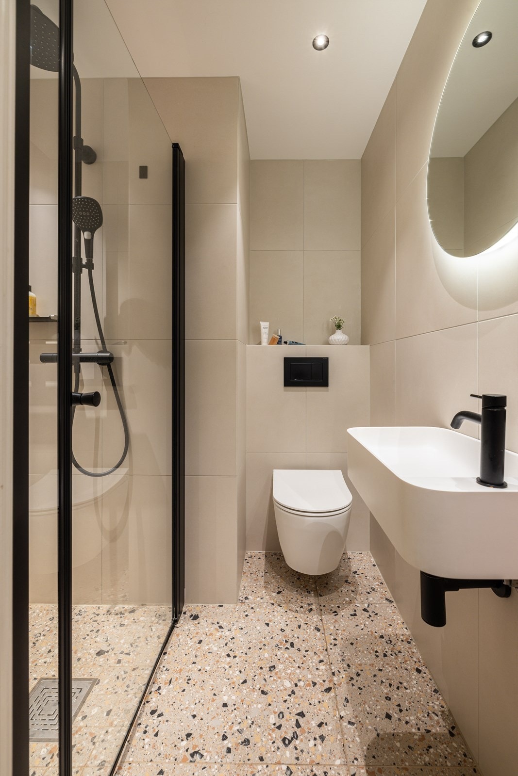 Leiligheten har to komplette bad - ett i hver etasje. Dette er svært sjeldent å finne i disse byggene. Galleribilde