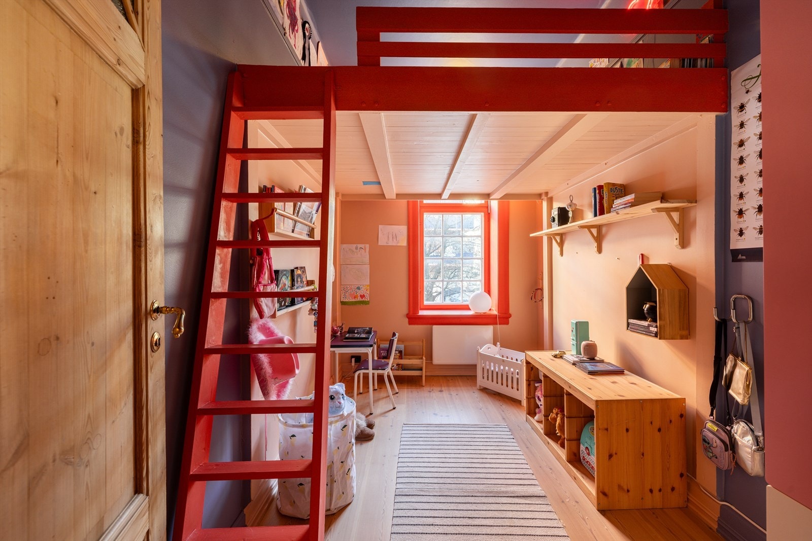 Det øvrige soverommet er nå innredet som et barnerom med en praktisk hemsløsning. Galleribilde