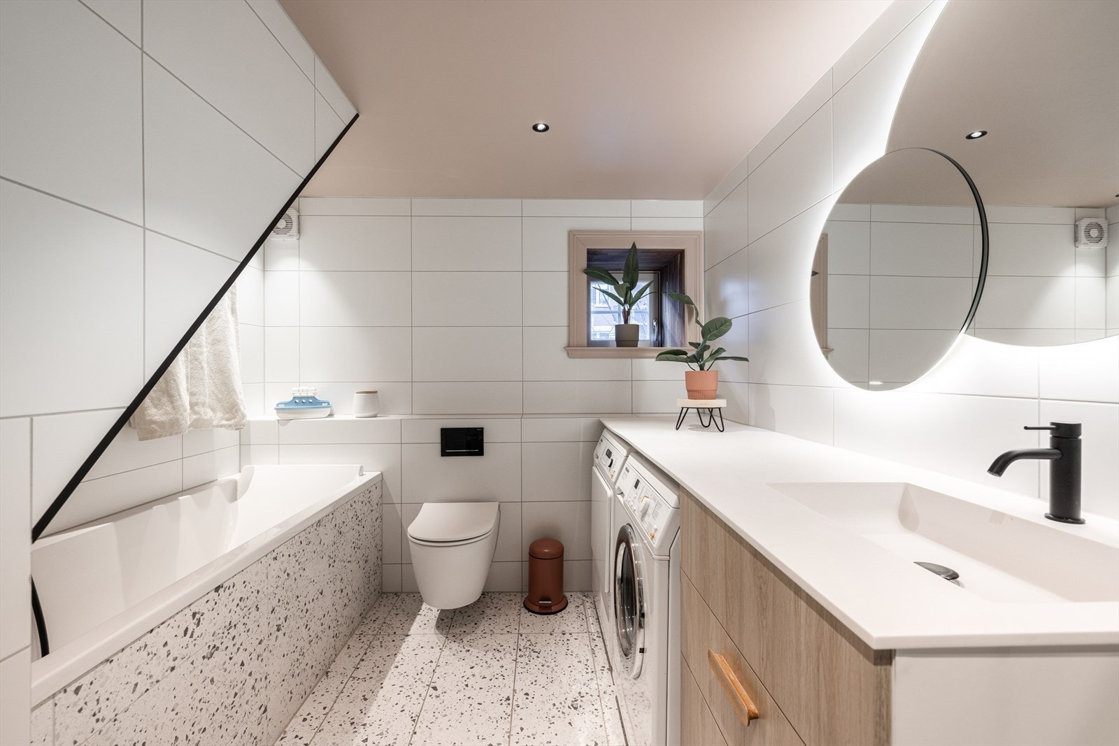 Badet i underetasjen var også nytt i 2020, og er av god størrelse med en pen og delikat utførelse. Begge badene er fra Comfort på Skøyen. Galleribilde