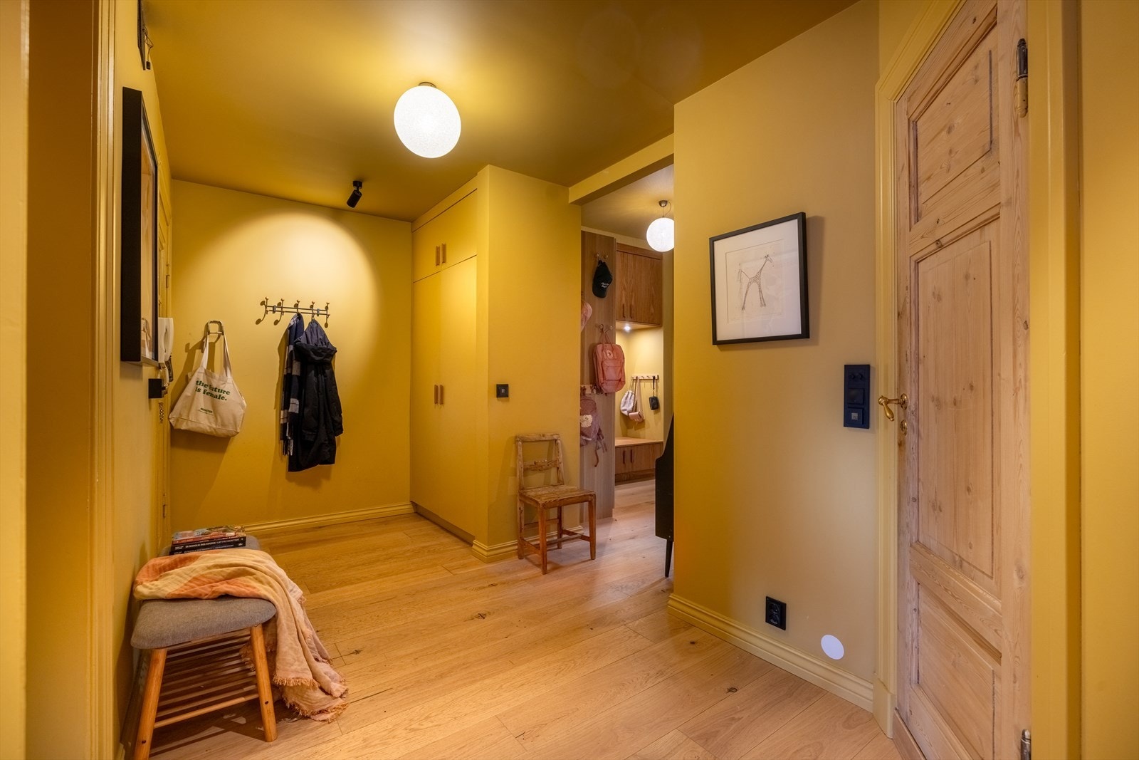 Entréen er av god størrelse, og har rikelig med plass til oppbevaring av sko og yttertøy. Galleribilde