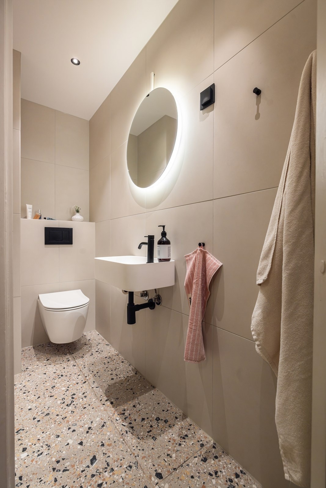 Badet i hovedetasjen ligger i en fin tilknytning til entréen og leilighetens soverom, og samtidig skjermet fra boligens oppholdsrom. Galleribilde