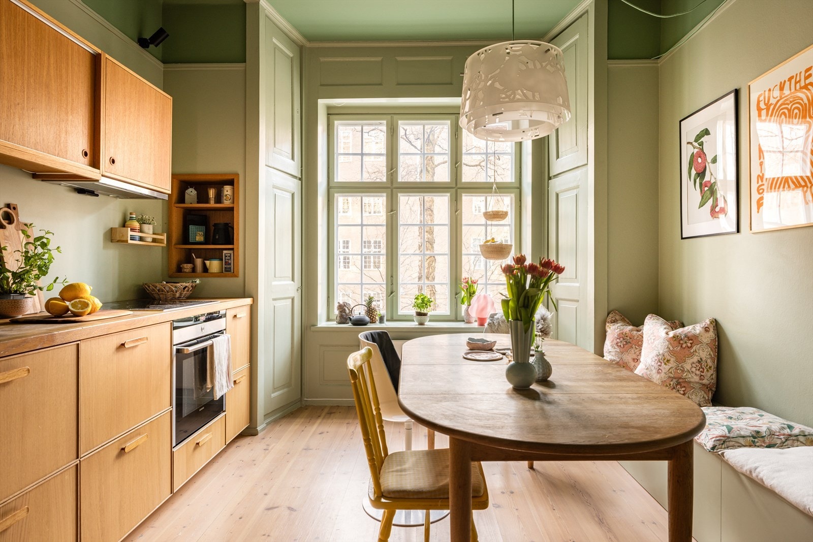 Den gjennomgående planløsningen gir et nydelig lysinnslipp med vinduer i flere himmelretninger. Fra kjøkkenvinduet har man flott utsyn til bakgården der barna kan leke fritt. Galleribilde