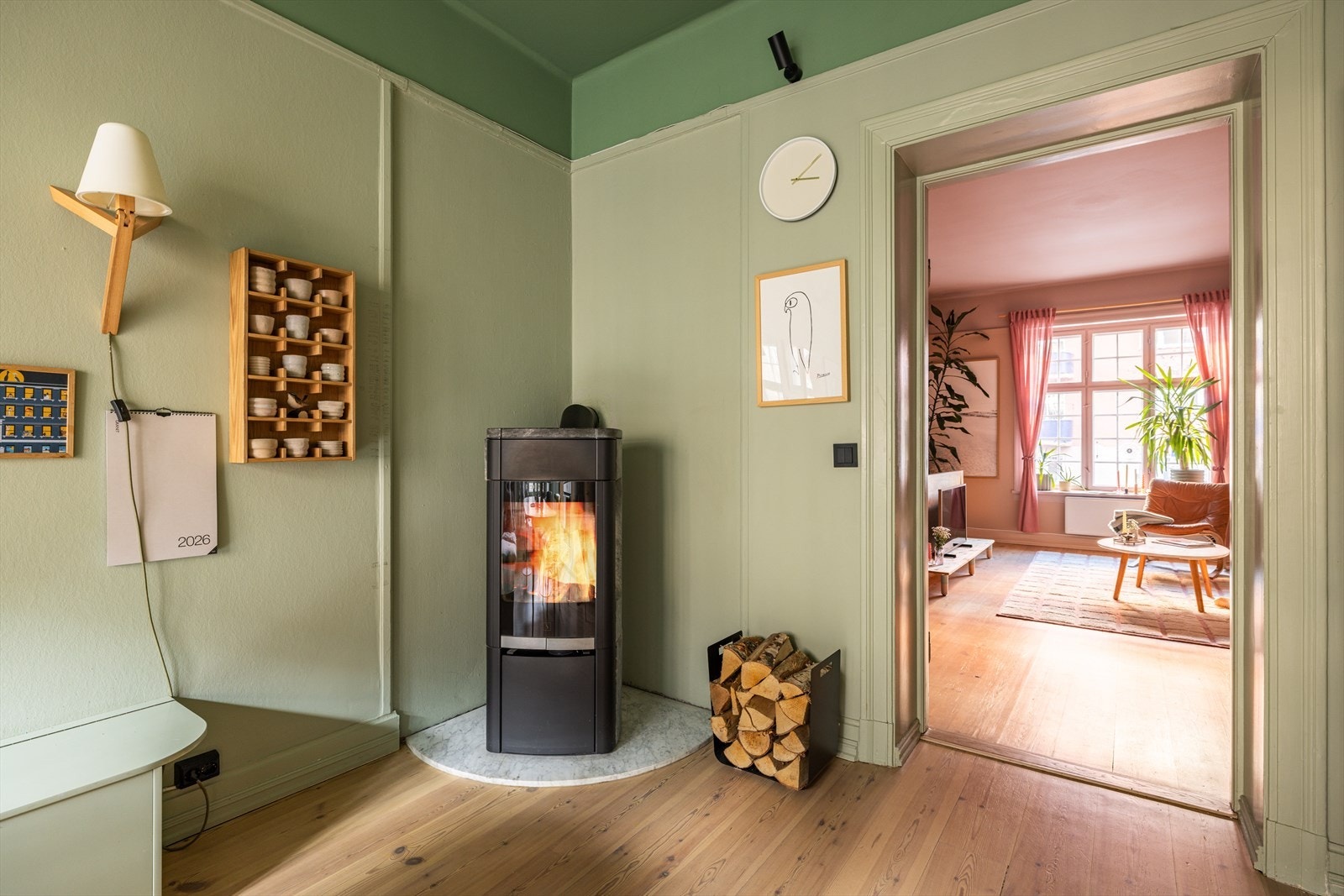 På kjøkkenet er det i tillegg er lun og stemningsfull peisovn som varmer godt på kaldere dager. Galleribilde