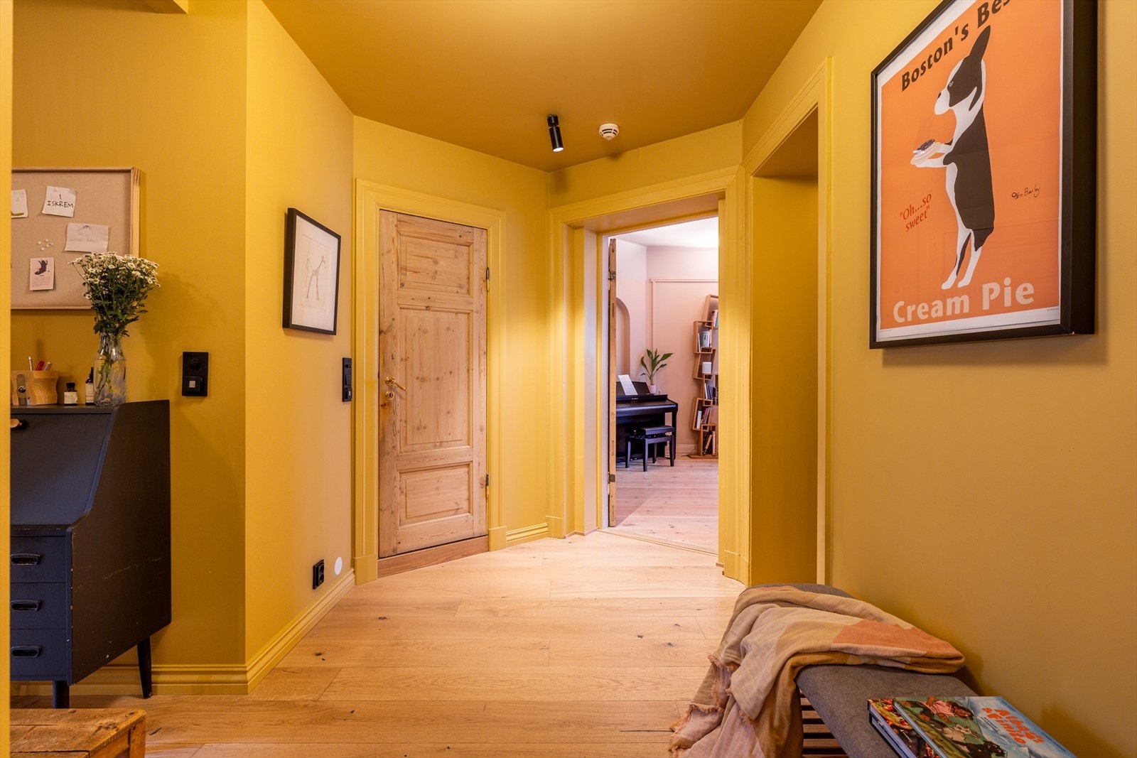 Leiligheten går over to etasjer med flere ulike soner. I hovedetasjen finner man to soverom og baderom, i tillegg til stuen og kjøkkenet. Galleribilde