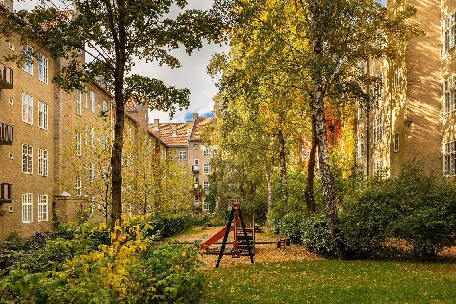 Jessenløkken-bebyggelsen på Fagerborg er fra 1922, og ble tegnet av arkitekt Henry Coll. Kvartalet er kjent for sin karakteristiske fasader og frodige forhager. Galleribilde