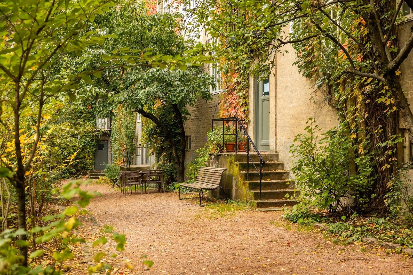 Rett utenfor døren finner man en herlig, grønn og unik oase man sjeldent finner midt i byen. Galleribilde