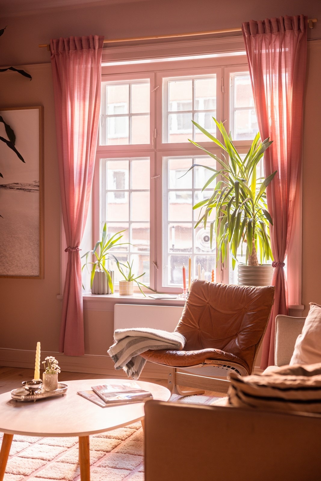 Detaljer | Stue. Totalentreprenør var No Problem Hans Lapstun, ny planløsning er levert av interiørarkitekt Cecilie Claussen og lysplan er levert av SML Lighting. Galleribilde