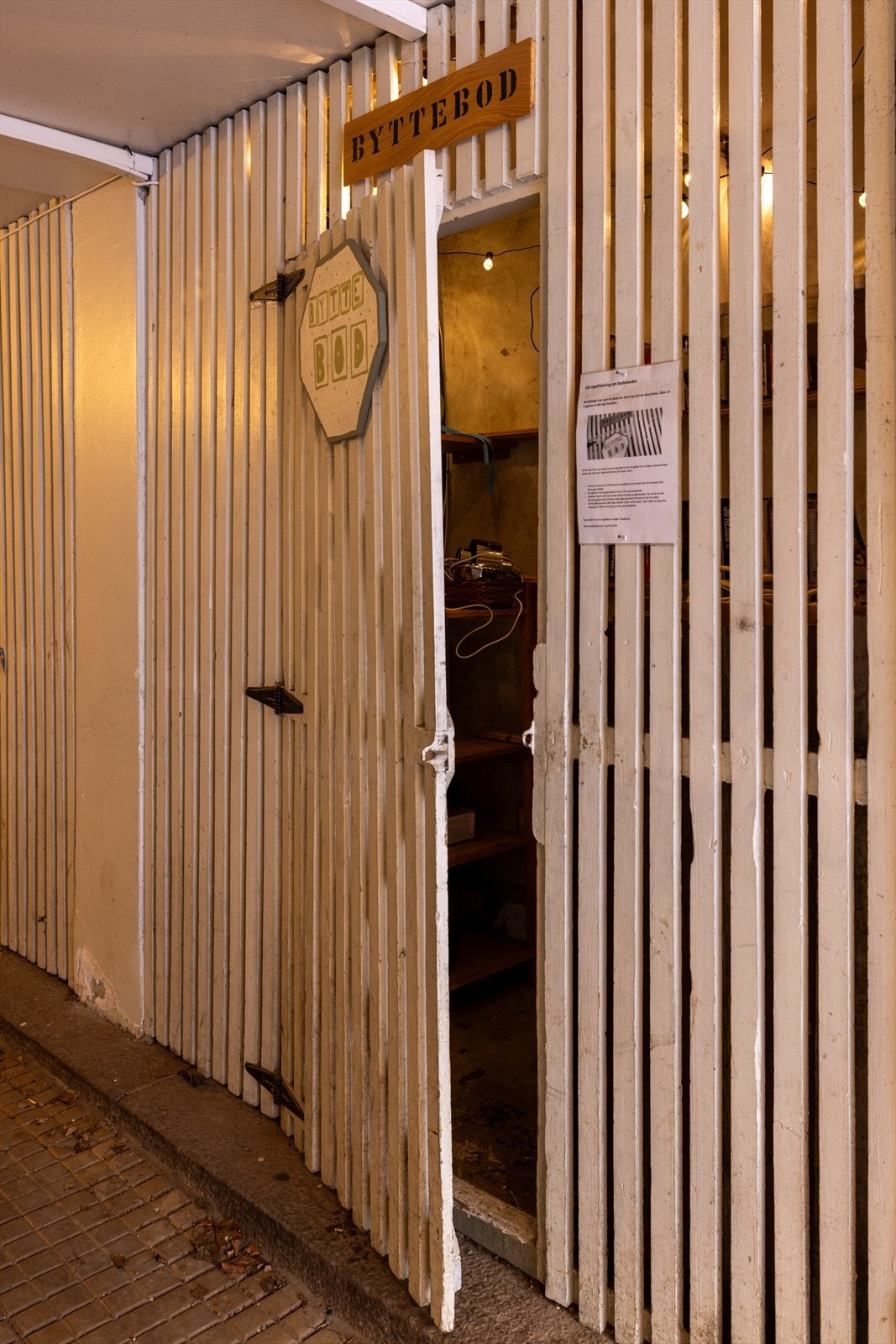 Aksjelaget har en egen byttebod. Galleribilde