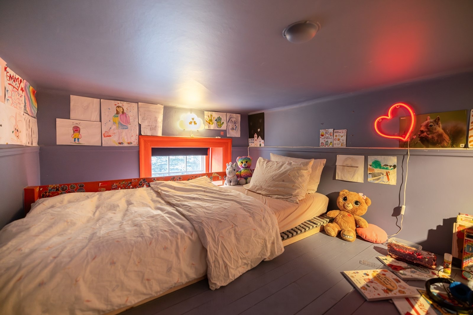 I dag er rommet utstyrt med sengeløsning over hemsen - her er det mange muligheter. Galleribilde