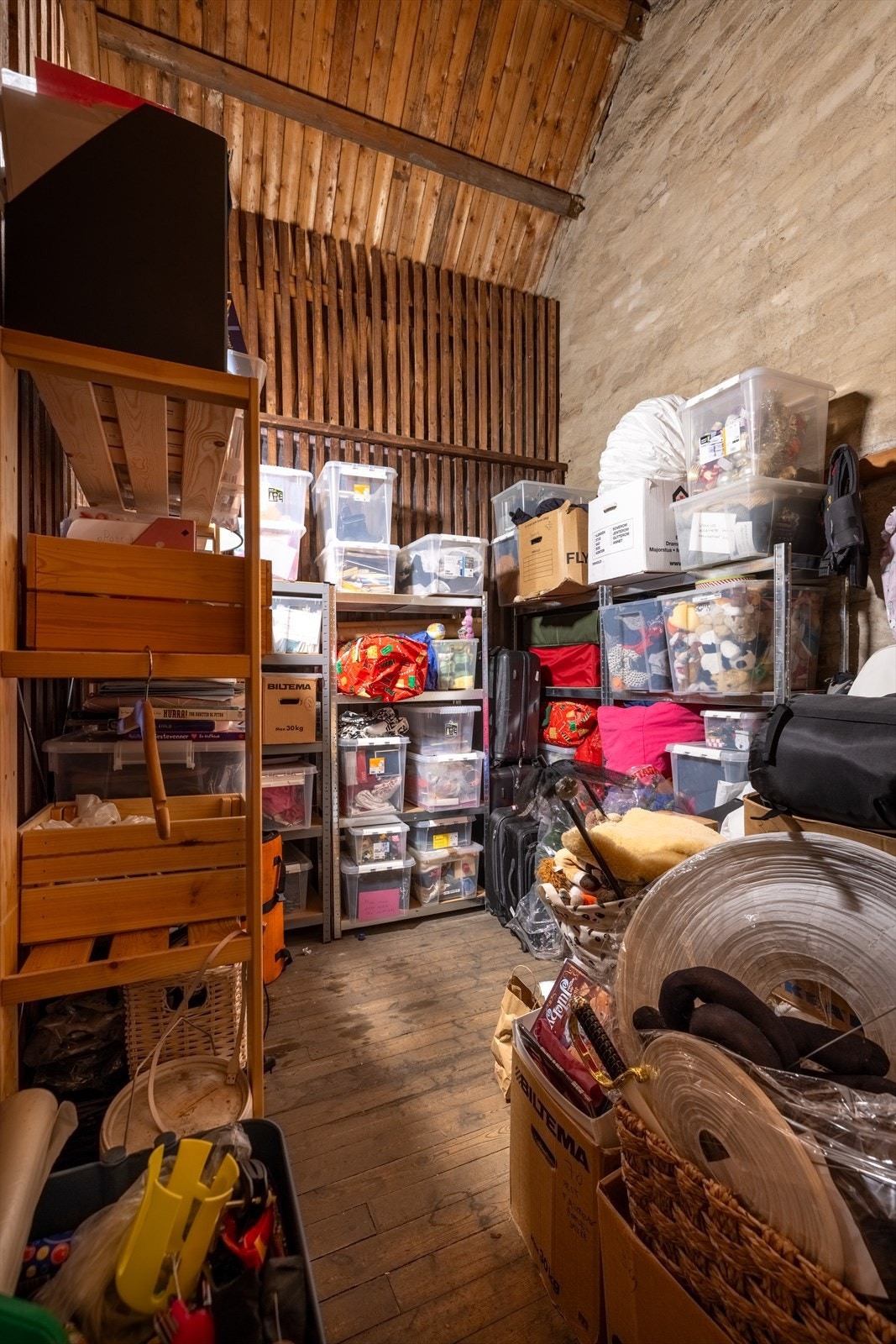 Det er rikelig med oppbevaringsplass i loftsbod på ca. 8 m². Galleribilde