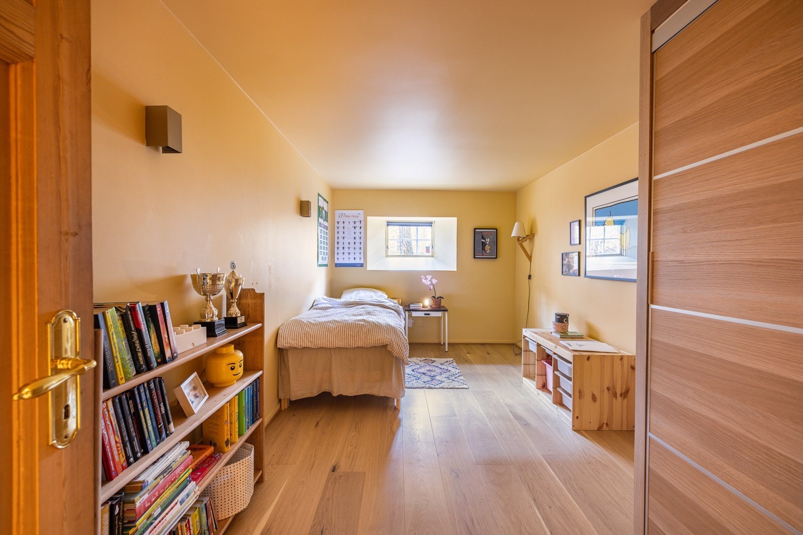 Videre kommer man ned til boligens underetasje. Rommet ble i 1985 godkjent som kjellerstue, og er ikke godkjent til varig opphold. Selger har fått tillatelse til å utvide vinduet (se mer informasjon i komplett salgsoppgave). Galleribilde