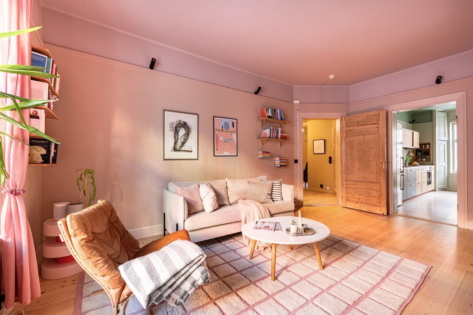 Innvendig har leiligheten blitt pusset opp og påkostet i regi av dagens eiere (totalrenovert 2020/21), og holder med det en gjennomgående høy standard. Galleribilde