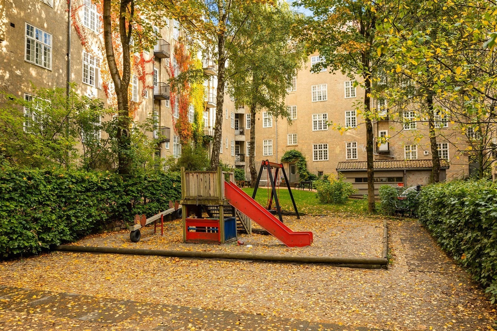 Bakgården har en flott lekeplass hvor barna kan leke trygt og fint. Galleribilde