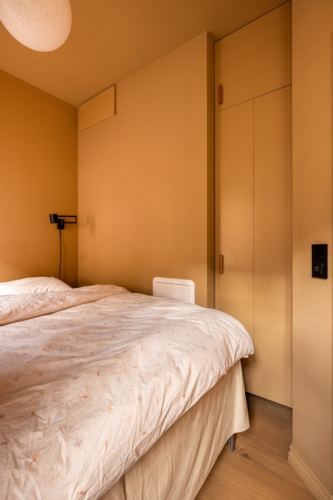 Det er laget en praktisk garderobeløsning på soverommet. Galleribilde