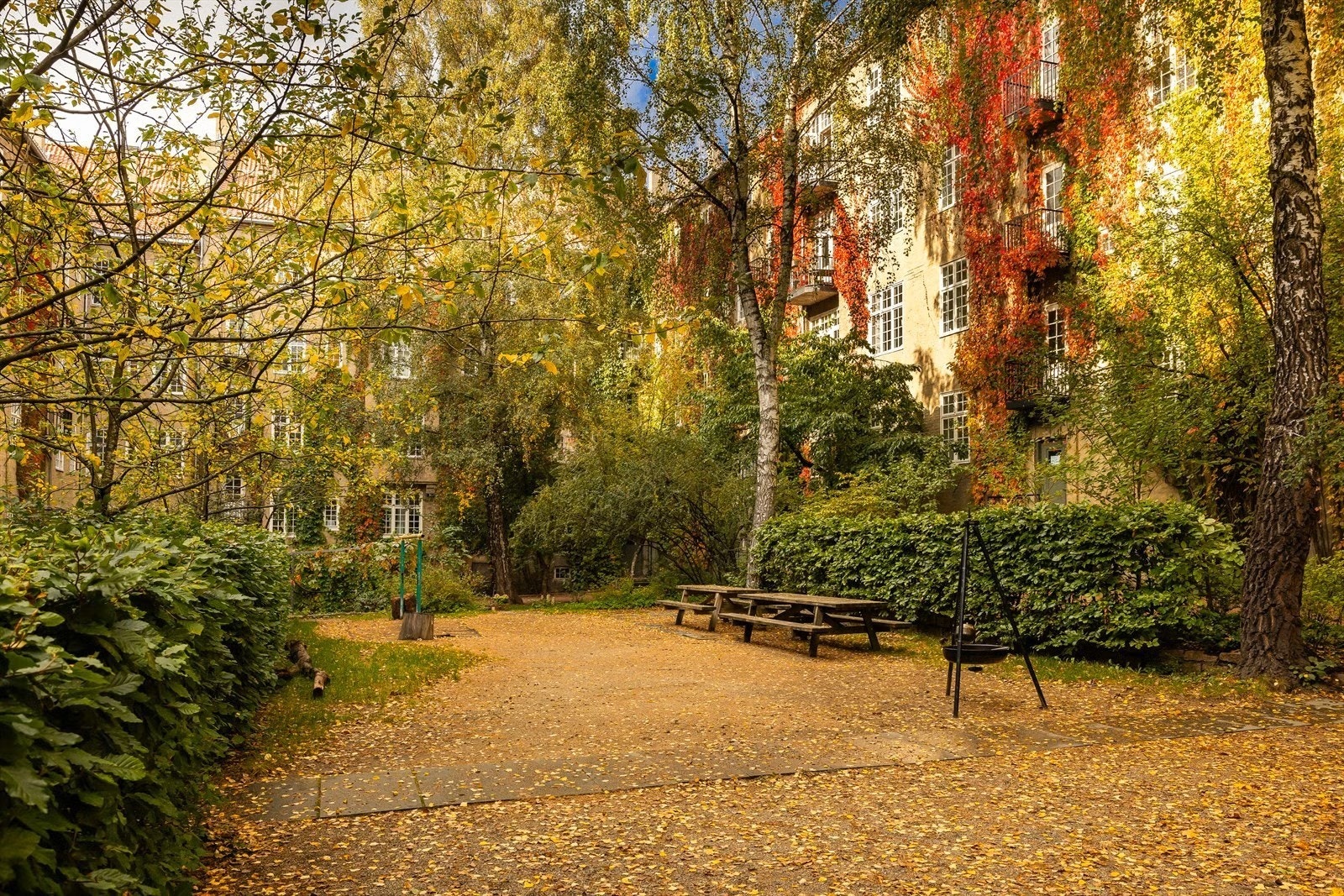 Området har en rolig og tilbaketrukket atmosfære, samtidig som det ligger sentralt med kort vei til både byliv og grønne parker, samt skoler og barnehagetilbud. Galleribilde