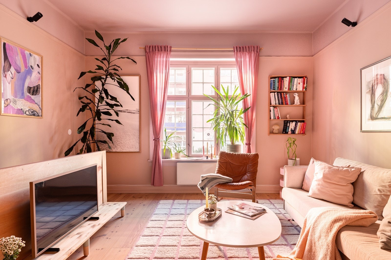 Leiligheten har en god intern beliggenhet, og ligger fint til i en høy 1. etasje med svært enkel adkomst til den nydelige bakgården. Galleribilde