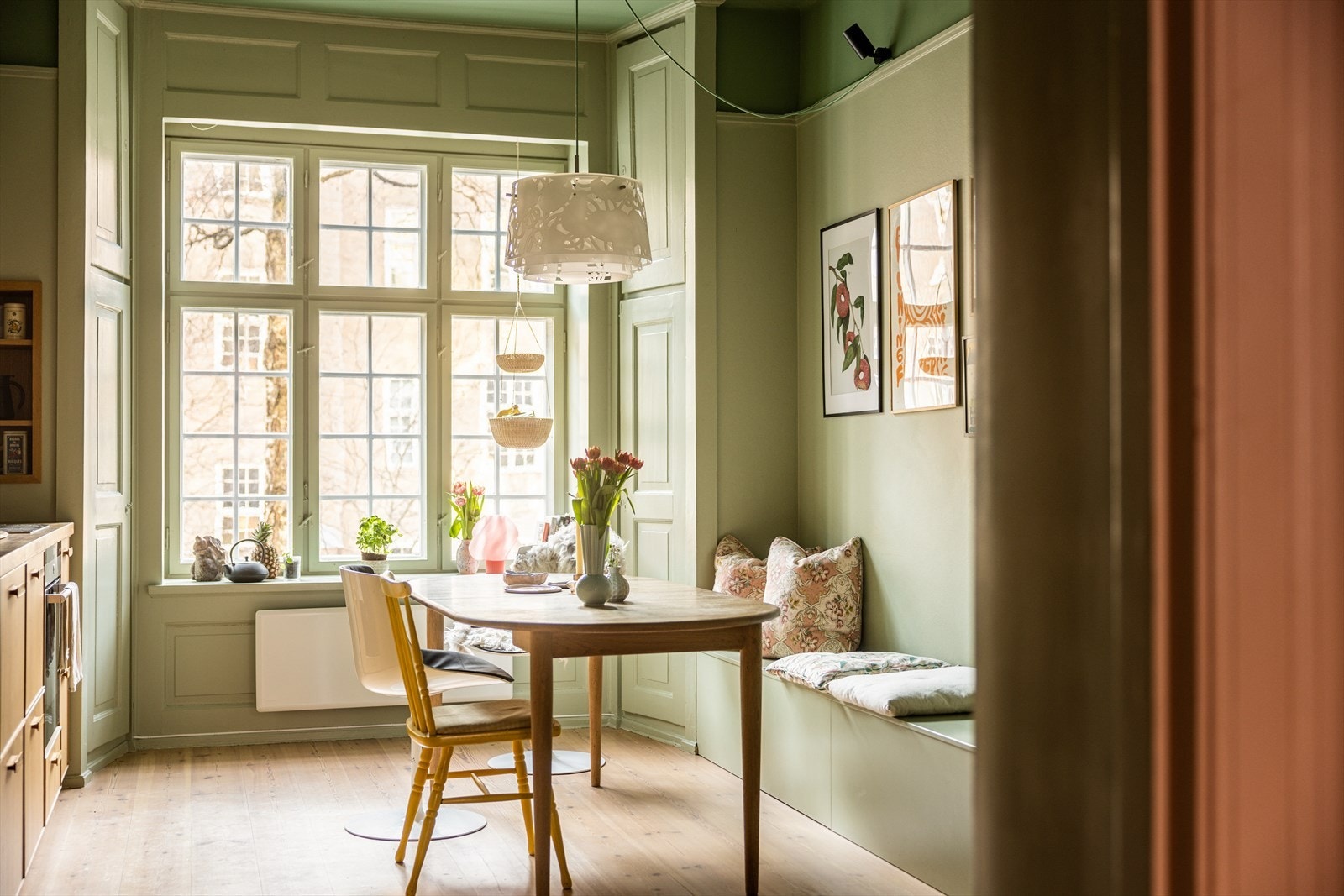 Detaljer | Fra stuen og inn til kjøkkenet. Galleribilde