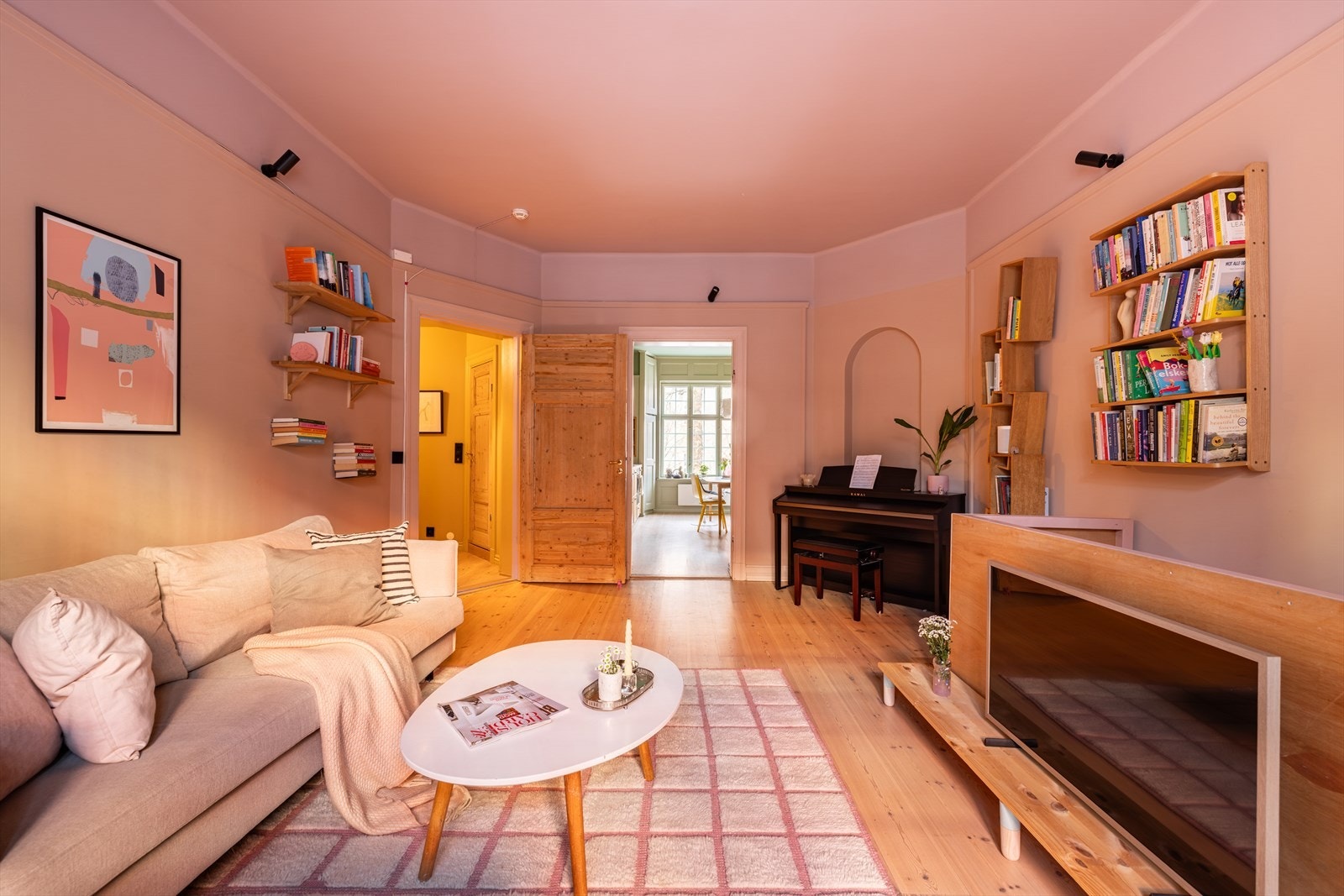 Leiligheten har en fantastisk fargepalett som er utarbeidet av Koi Fargestudio. Det er malt med Farrow og Ball, Pure og original farger. Takhøyden i stuen er på 2,91 meter som gir en luftig romfølelse. Galleribilde