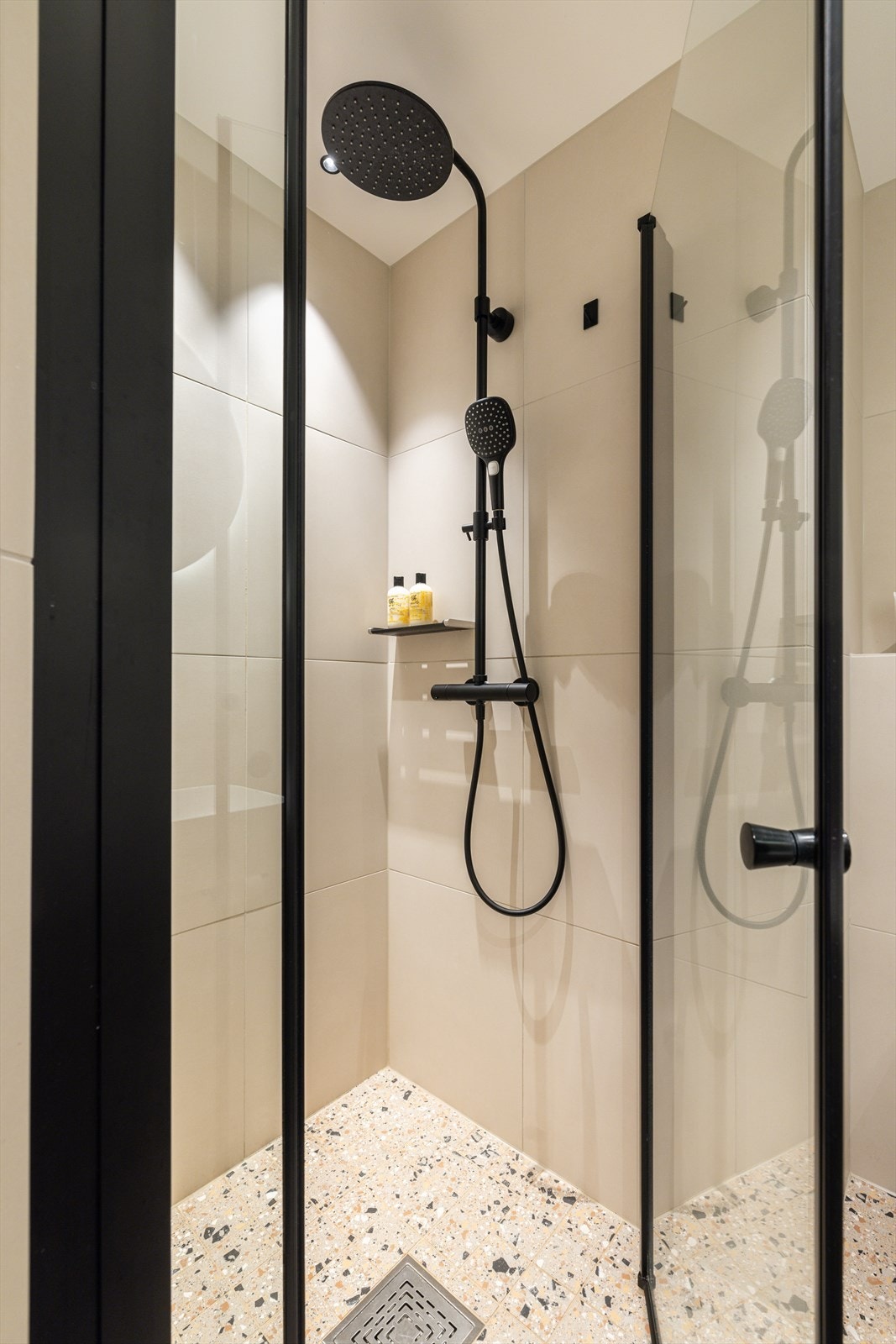 Badet var nytt i 2020, og er utstyrt med vegghengt wc, servant og dusj i nisje med glassdør. Galleribilde