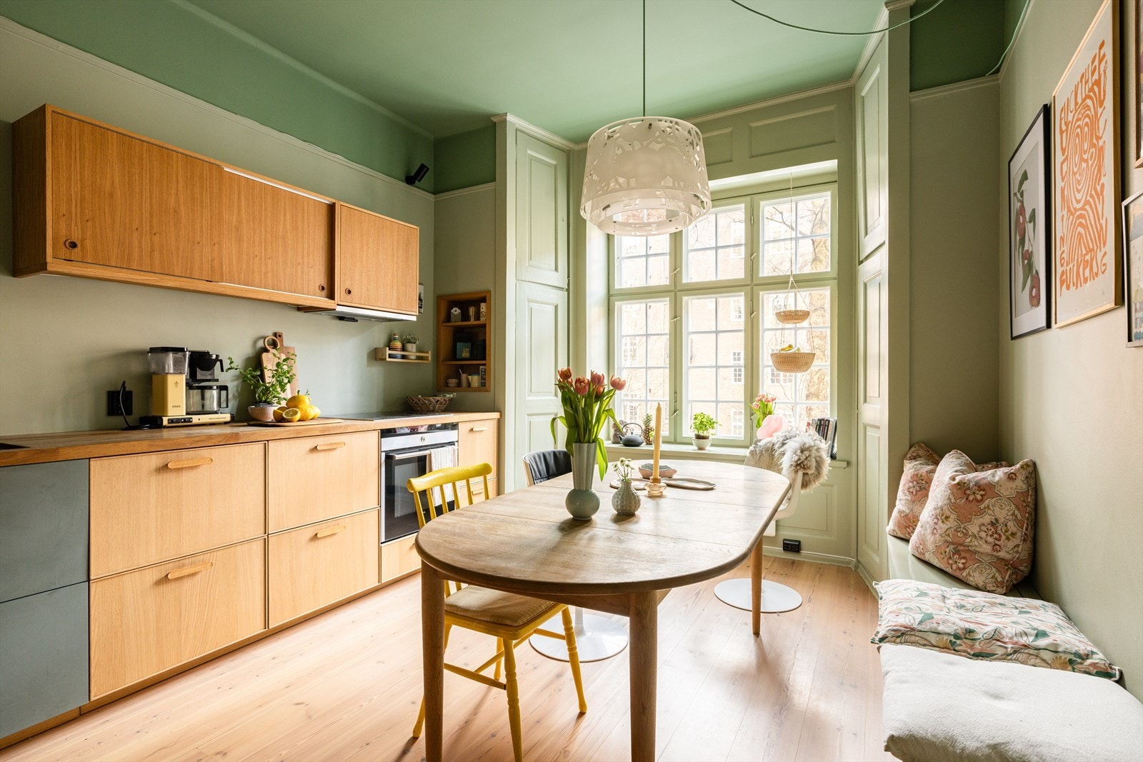 Kjøkkenet er av god størrelse med plass til stort spisebord - et hyggelig og naturlig samlingspunkt. Overskapet og hyllen er snekkerbygget. Galleribilde