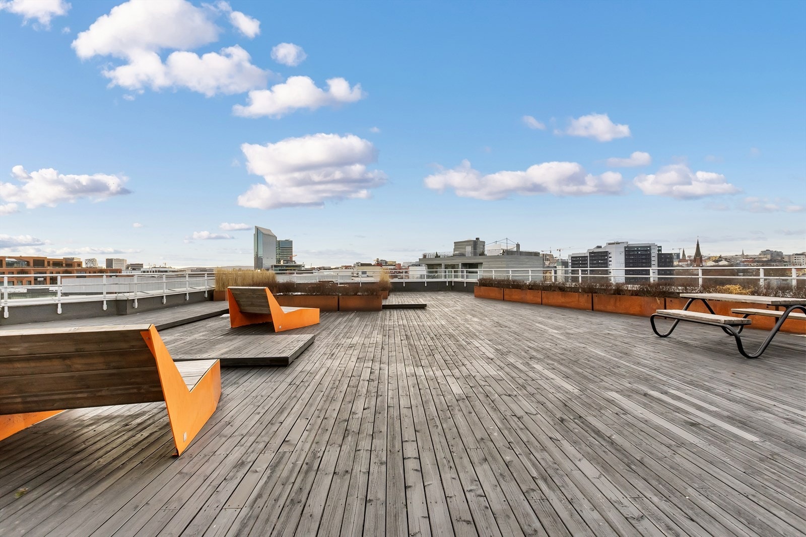 Romslig takterrasse med lange siktlinjer og "byfølelse" - perfekt på solrike dager. Galleribilde